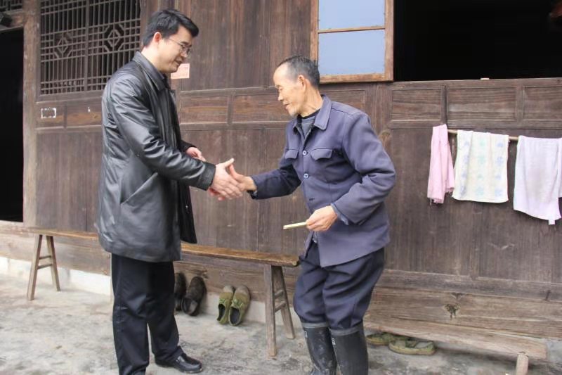 陈红利走访慰问困难群众