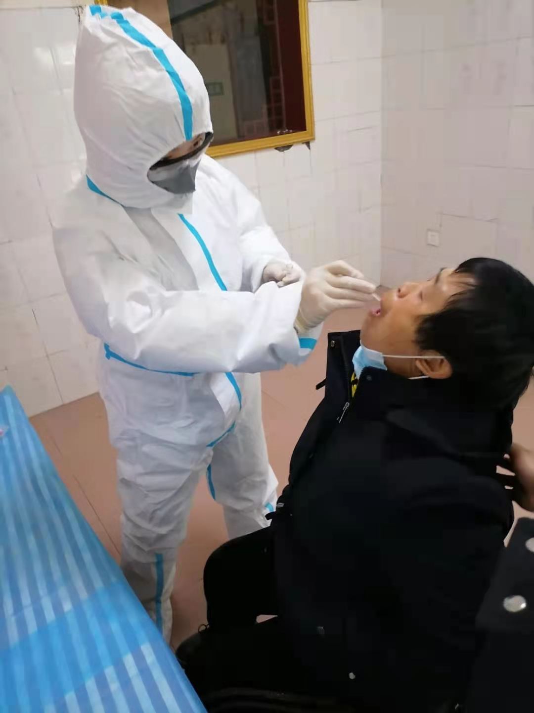桐木镇：有序组织返乡人员进行核酸检测采样工作