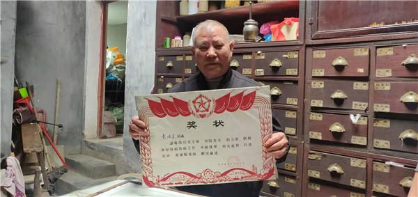 党旗映初心| 彭炳炎：为民服务践初心 夜以继日担使命