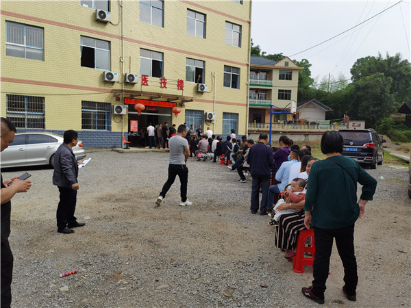 桐木镇：精准预约接种快   爱心板凳暖民心