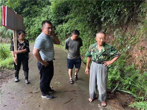 抗洪一线故事：杨先均：“我必须在这儿看着！”