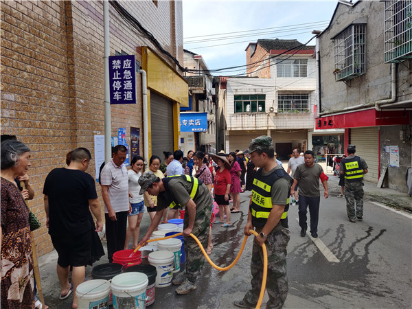 桐木镇：紧盯群众期盼 民兵抗洪一线忙