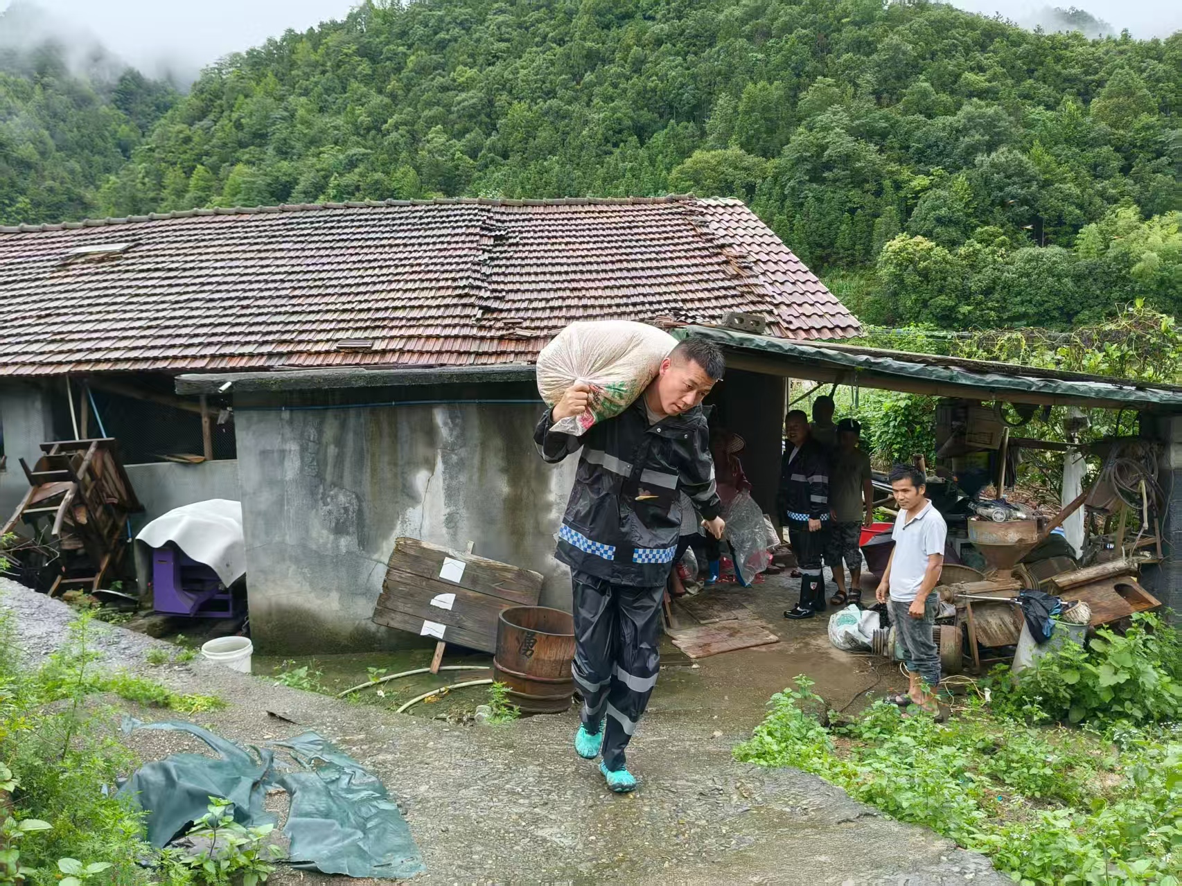 “汛”线直击|中方县铜湾镇梅树村：火速搬粮，干群齐心与洪水赛跑