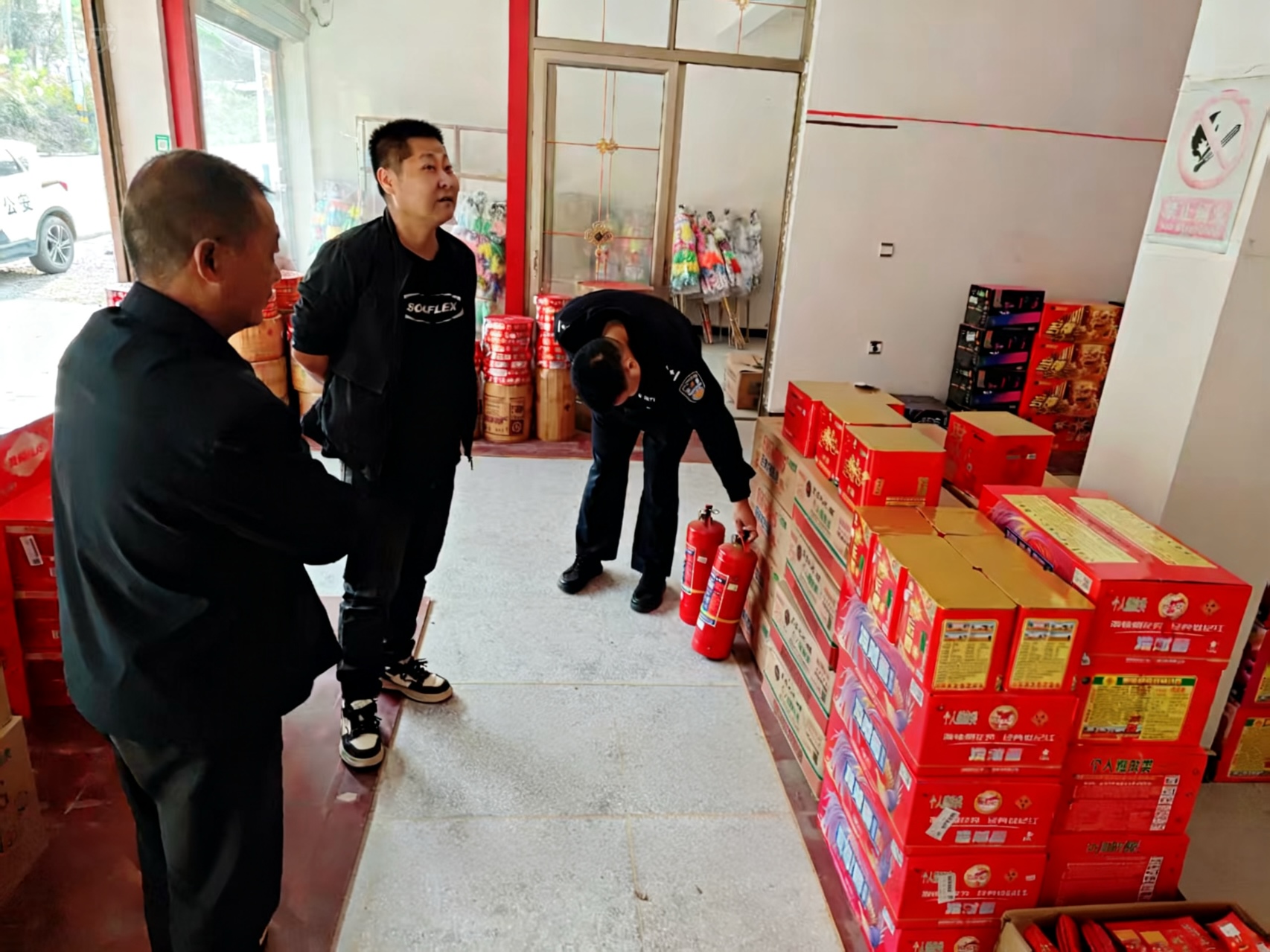 绷紧安全弦，织密防护网 ——铜湾镇深化“九小场所”消防安全常态化检查