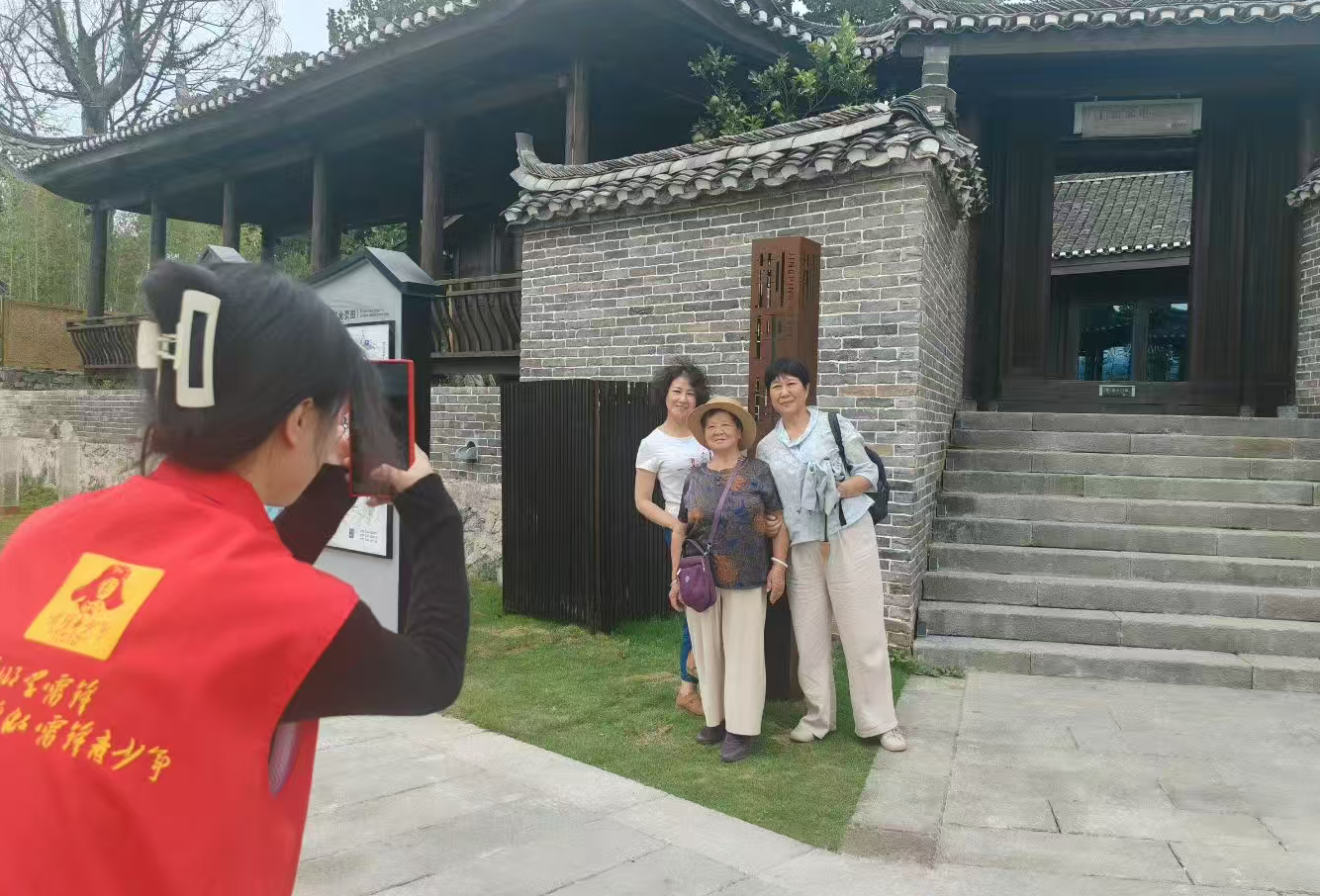 中方：“志愿红”驻守荆坪古村 烟火气里藏温情