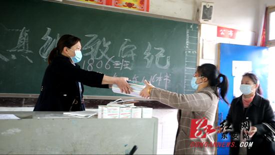 澄江中学：安全有序发教材 学生居家学习有保障