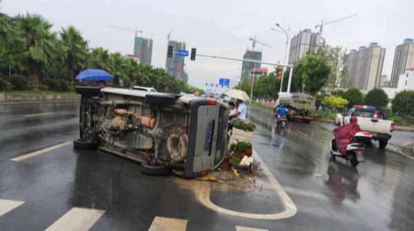 東安：面包車雨天側(cè)翻  交警火速出警