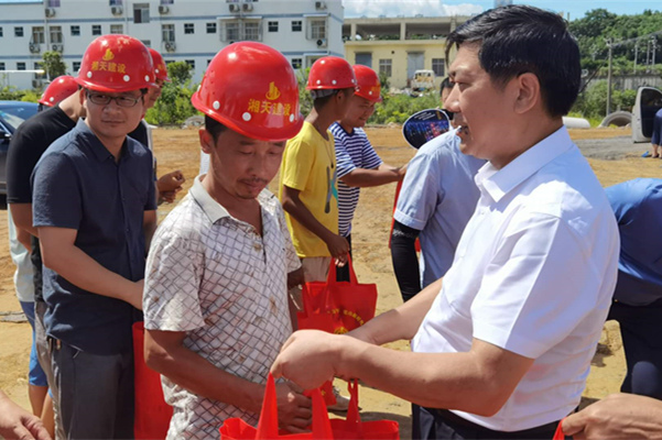 馮德校：夏日送清涼 慰問一線勞動者