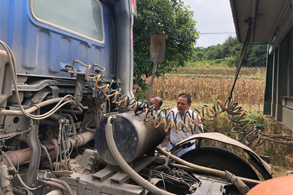驚險！貨車起火司機全然不知 應急處置彰顯責任擔當