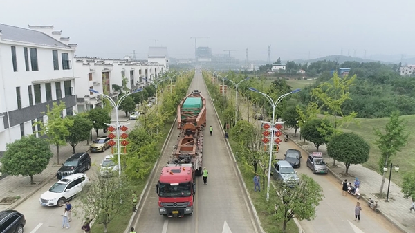 （湖南高速完成歷史最大體量車(chē)輛運(yùn)輸任務(wù)）車(chē)貨總重量395噸  歷時(shí)15小時(shí)順利抵達(dá)東安