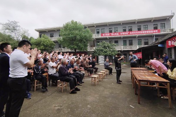 醫王健康產業集團為端橋鋪鎮敬老院獻愛心