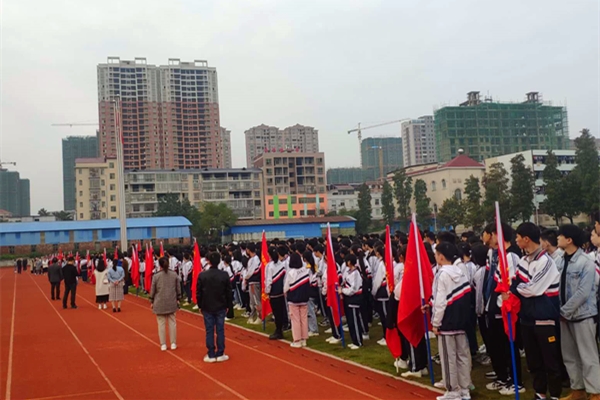 東安縣職業(yè)中專(zhuān)：升國旗  愛(ài)祖國