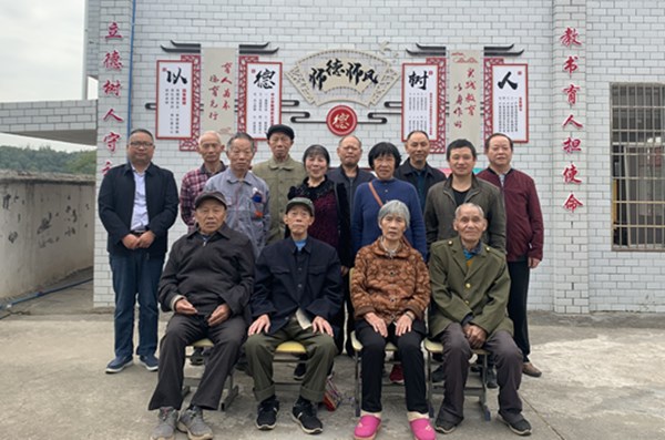 東安縣淥埠頭中心小學(xué)：九九重陽(yáng)節，情暖夕陽(yáng)紅