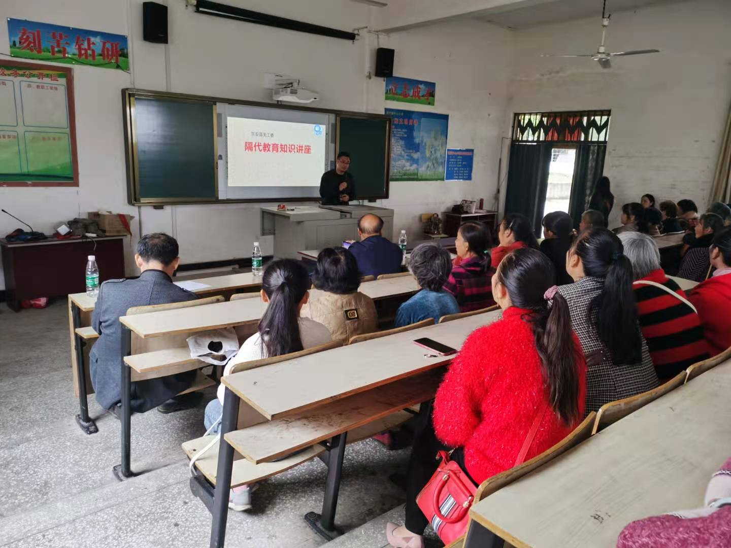 端桥铺中心小学举办隔代教育家长培训会