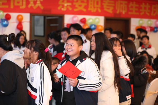 东安县职业中专为师生举行集体生日晚会