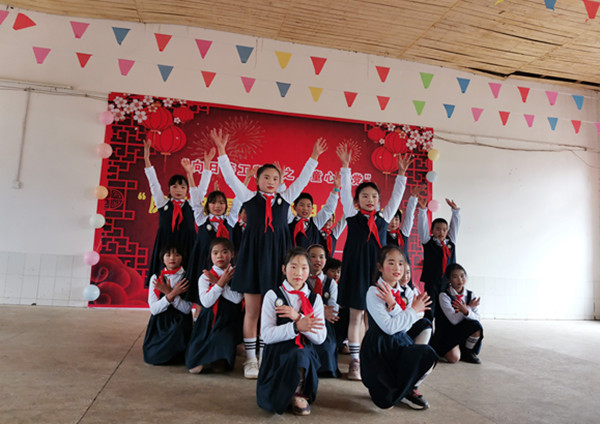 凡龙圩学校“庆元旦•唱红歌•颂祖国•迎新年”活动精彩纷呈