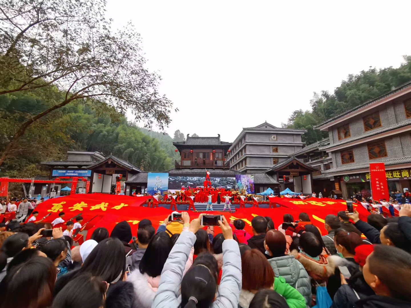 （千年打卡胜地）“巅峰湖南·2020”六大名山登山赛暨东安县第五届武术文化旅游周在舜皇山盛大举行
