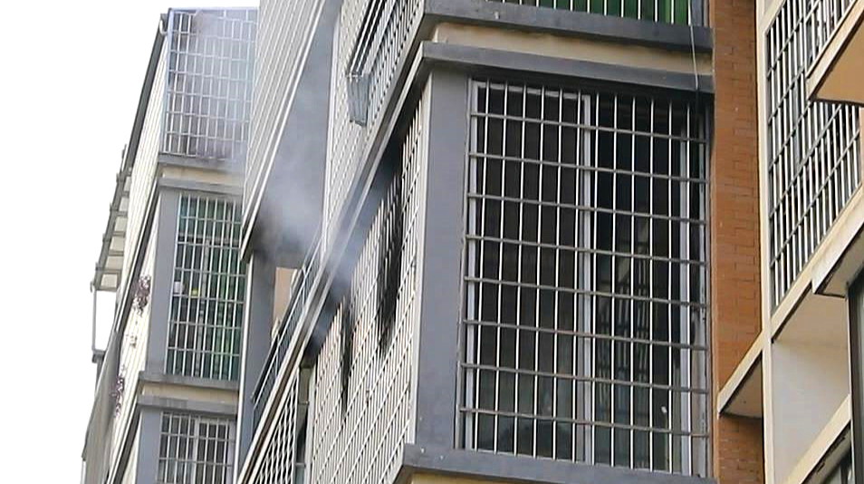 东安：烤火炉引发火灾  消防紧急救出三名被困群众