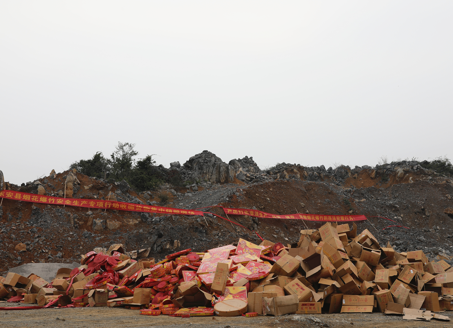 东安县2000余件非法烟花爆竹被集中销毁