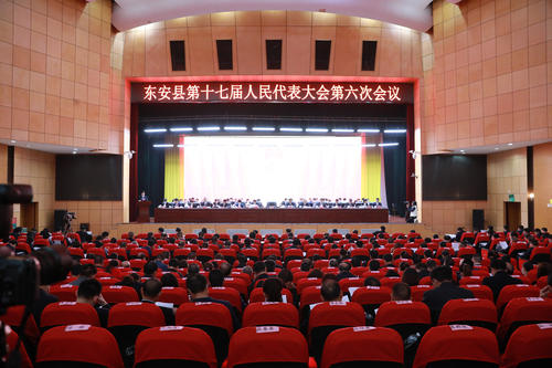 县十七届人大六次会议举行第二次全体会议