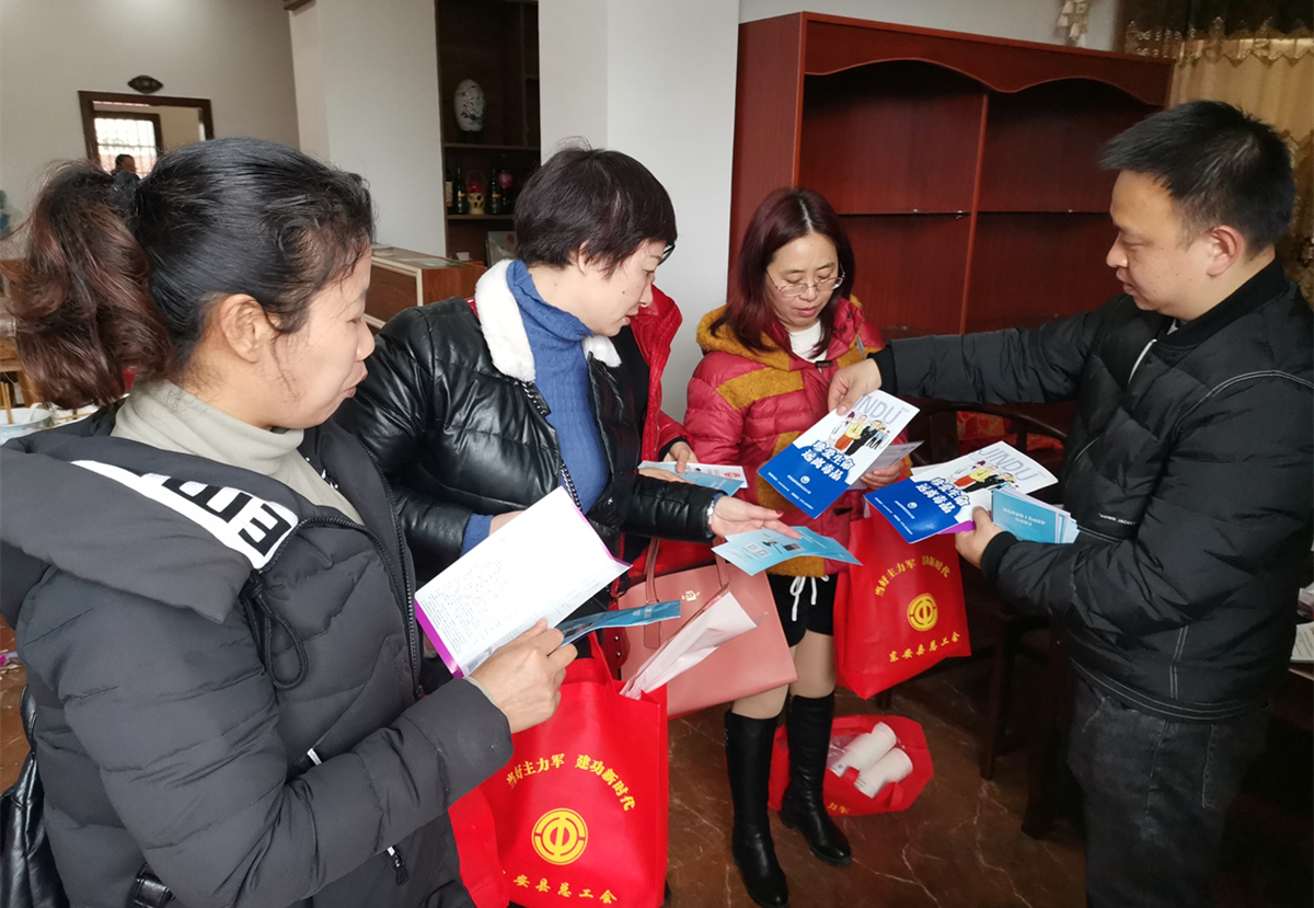 東安縣總工會(huì )進(jìn)村入戶(hù)宣傳“禁種鏟毒”