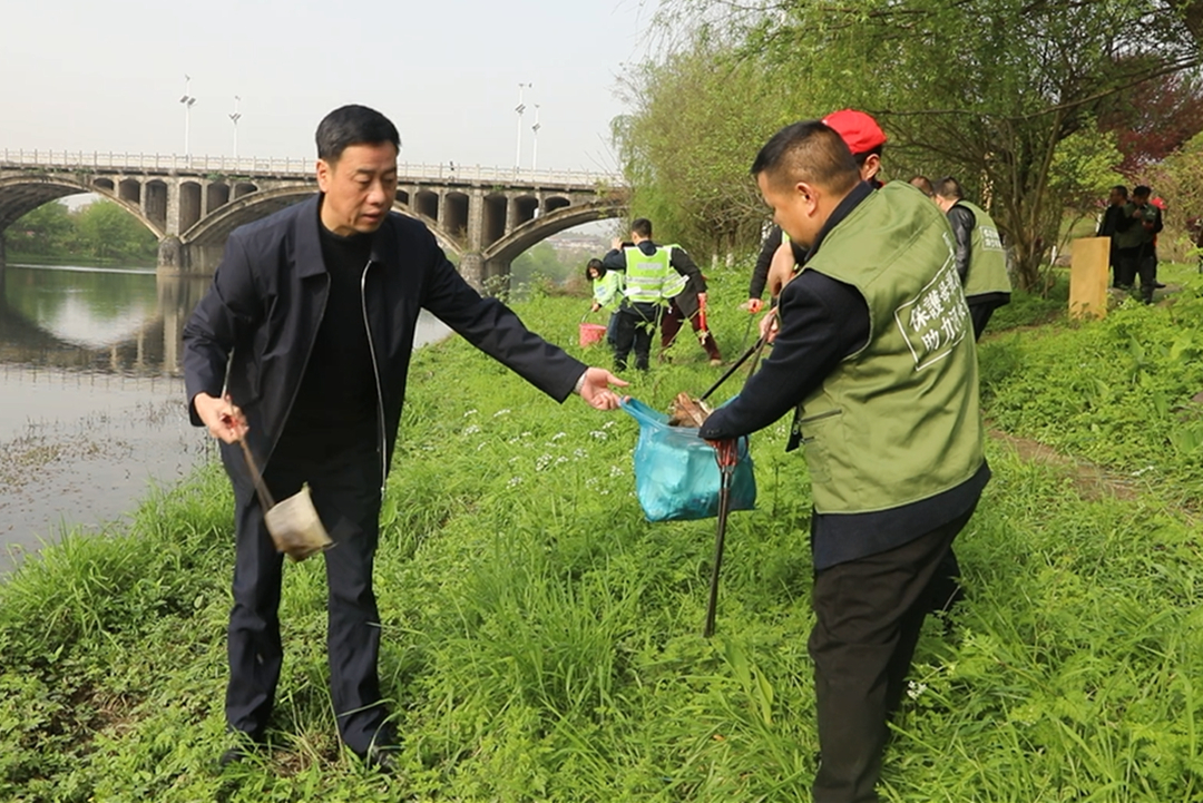 東安縣300志愿者紫水河畔“凈灘” 保護(hù)湘江源頭