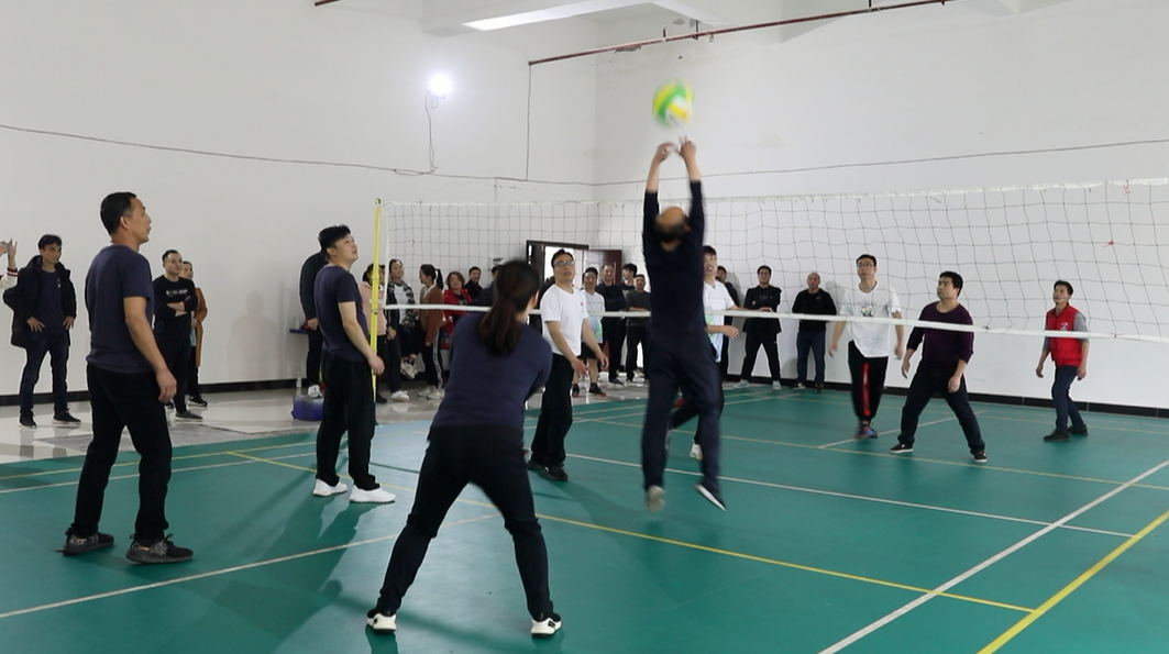 縣融媒體中心舉行慶“五一”迎建黨100周年氣排球比賽