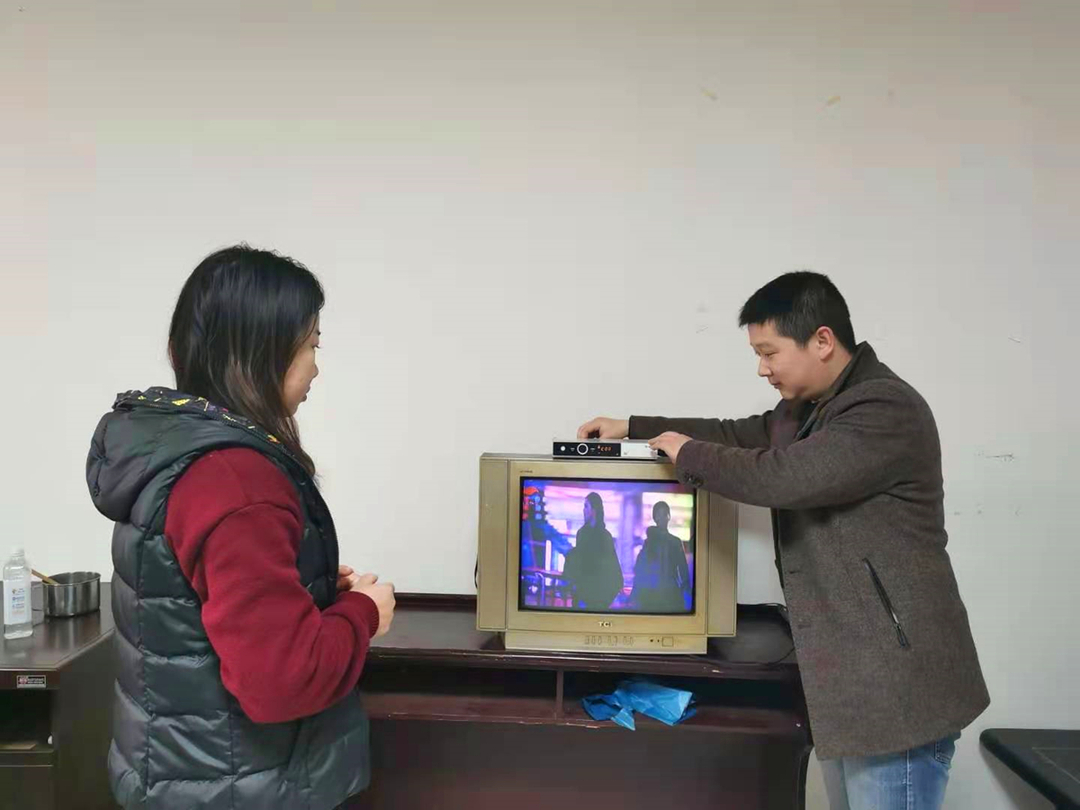 【我為群眾辦實(shí)事】縣融媒體中心開(kāi)展進(jìn)村入戶(hù)維護廣播電視活動(dòng)