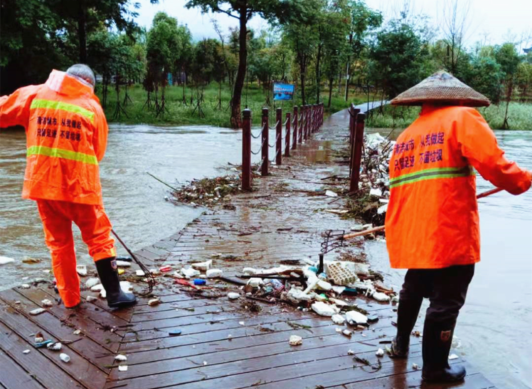 东安：大雨过后环卫工人清淤忙