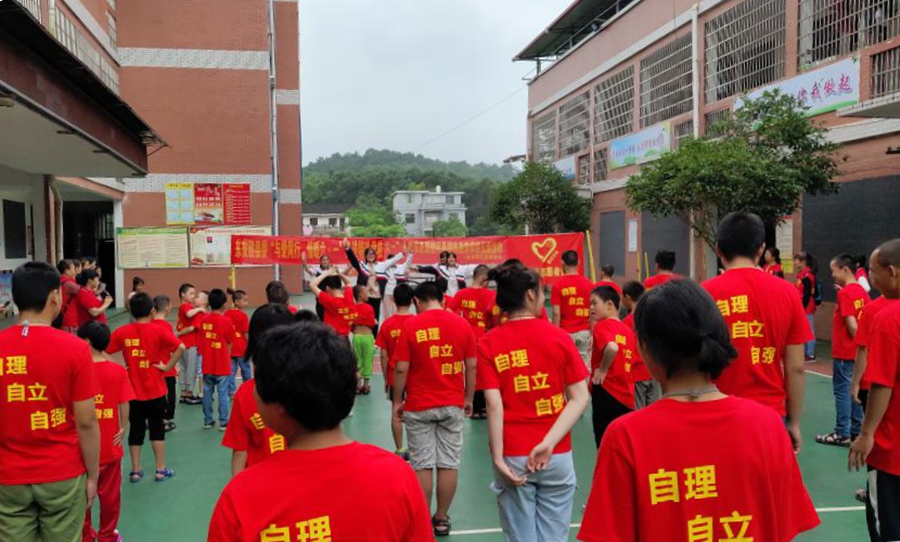 东安团县委开展“与爱同行，情暖六一”走进特殊学校活动