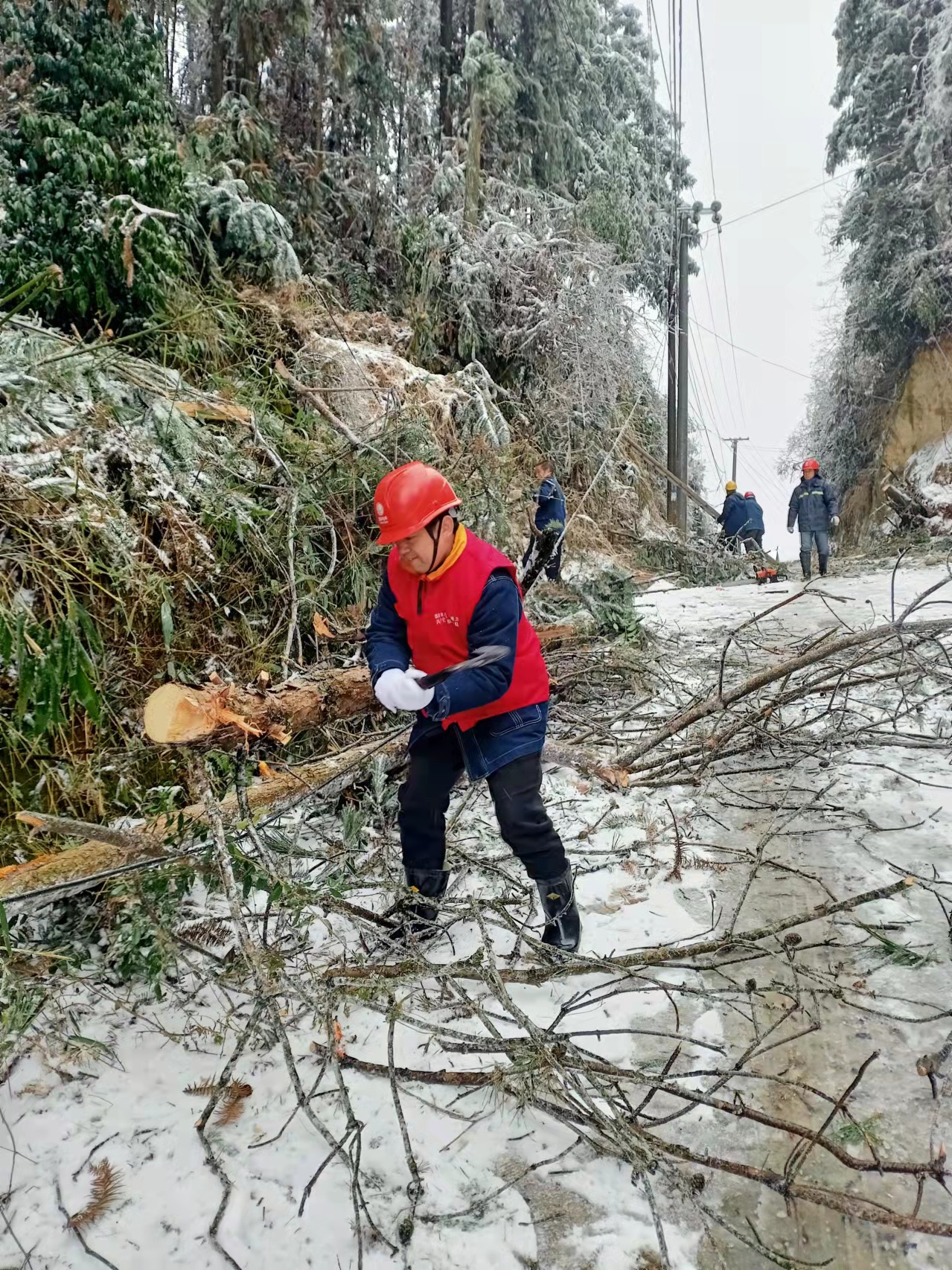 图集|风雪逆行保电人