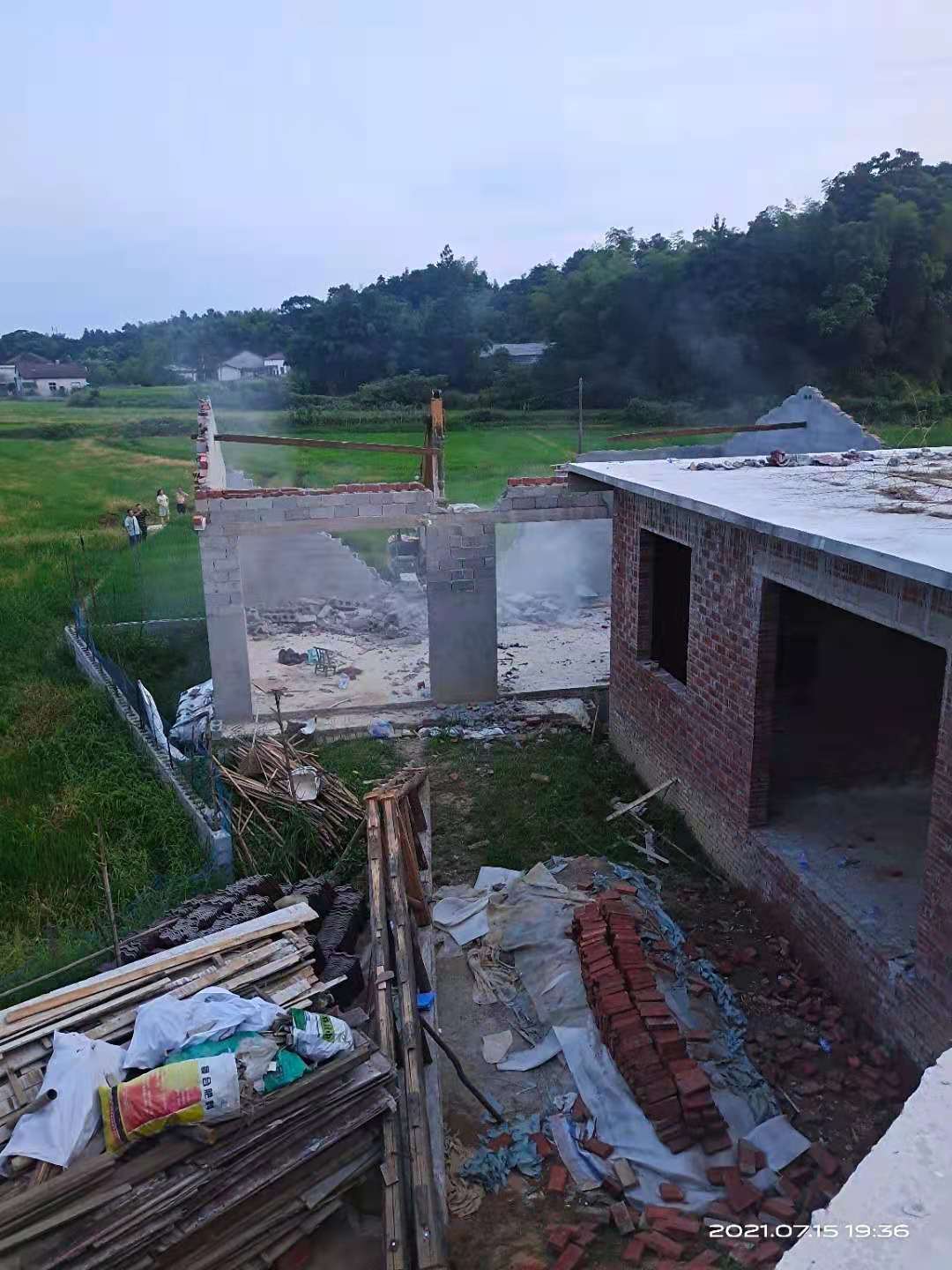 汉寿县丰家铺镇：一村民违法占用永久基本农田建房被依法强制拆除