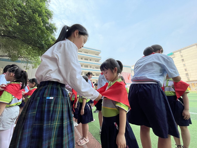 卫门口小学：争章入队，一年级迎来新队员