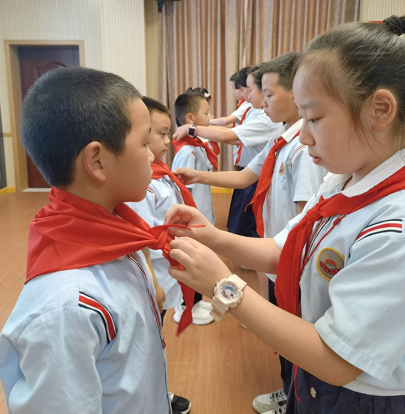 卫门口小学首批新队员戴上红领巾