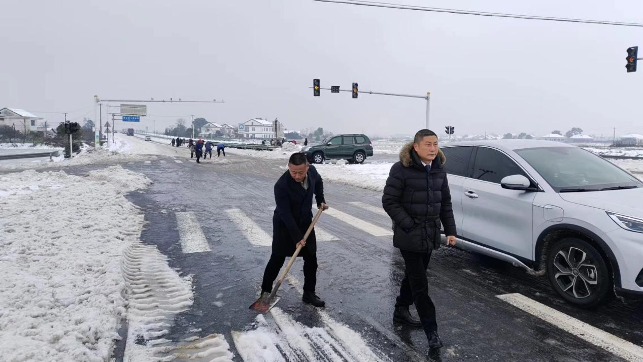 【抗击冰雪一线】汉寿县沧港镇：齐心协力 浴“雪”奋战 吹响清雪保畅“冲锋号”