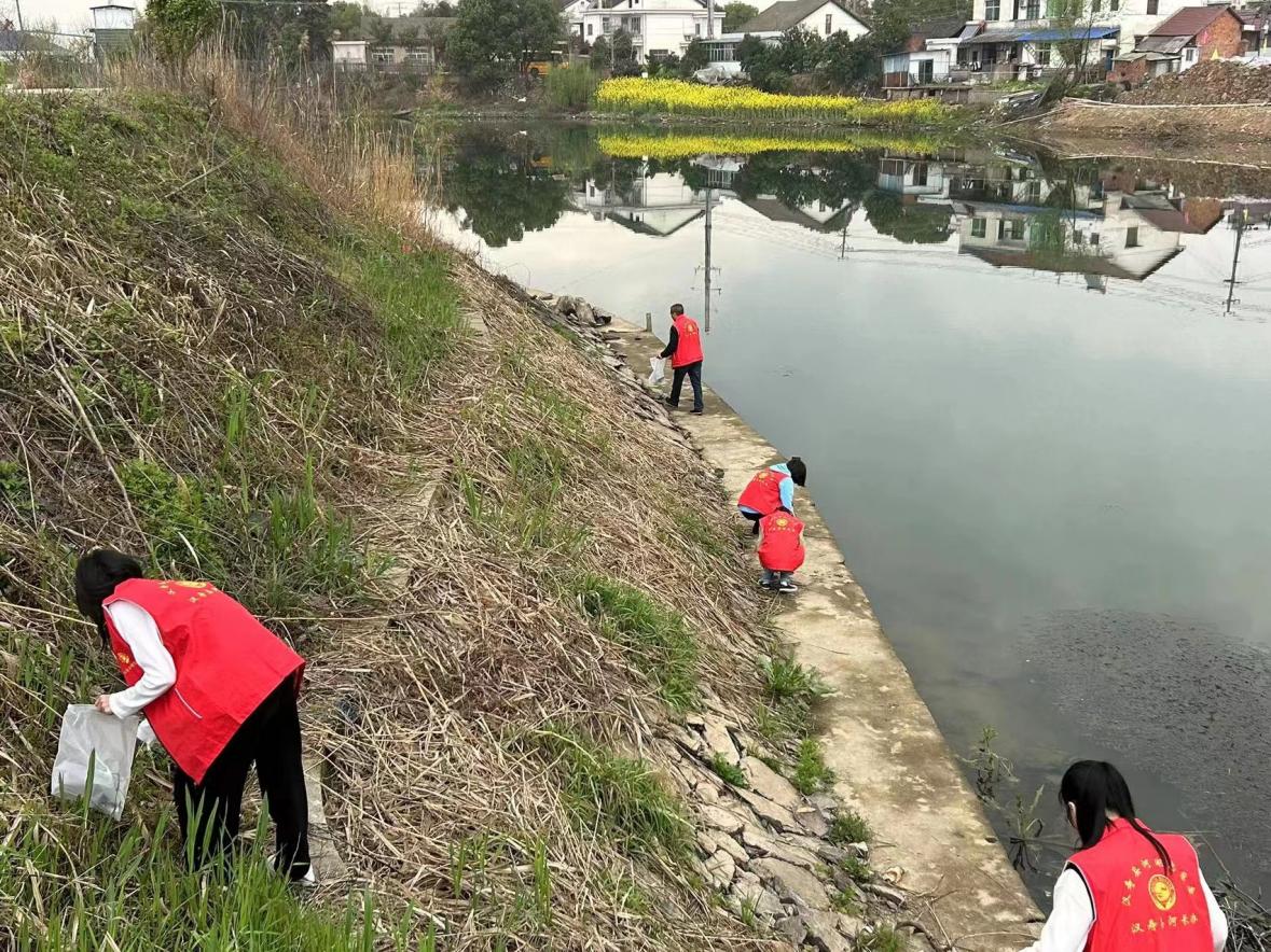 汉寿县沧港镇开展河湖垃圾清理专项行动