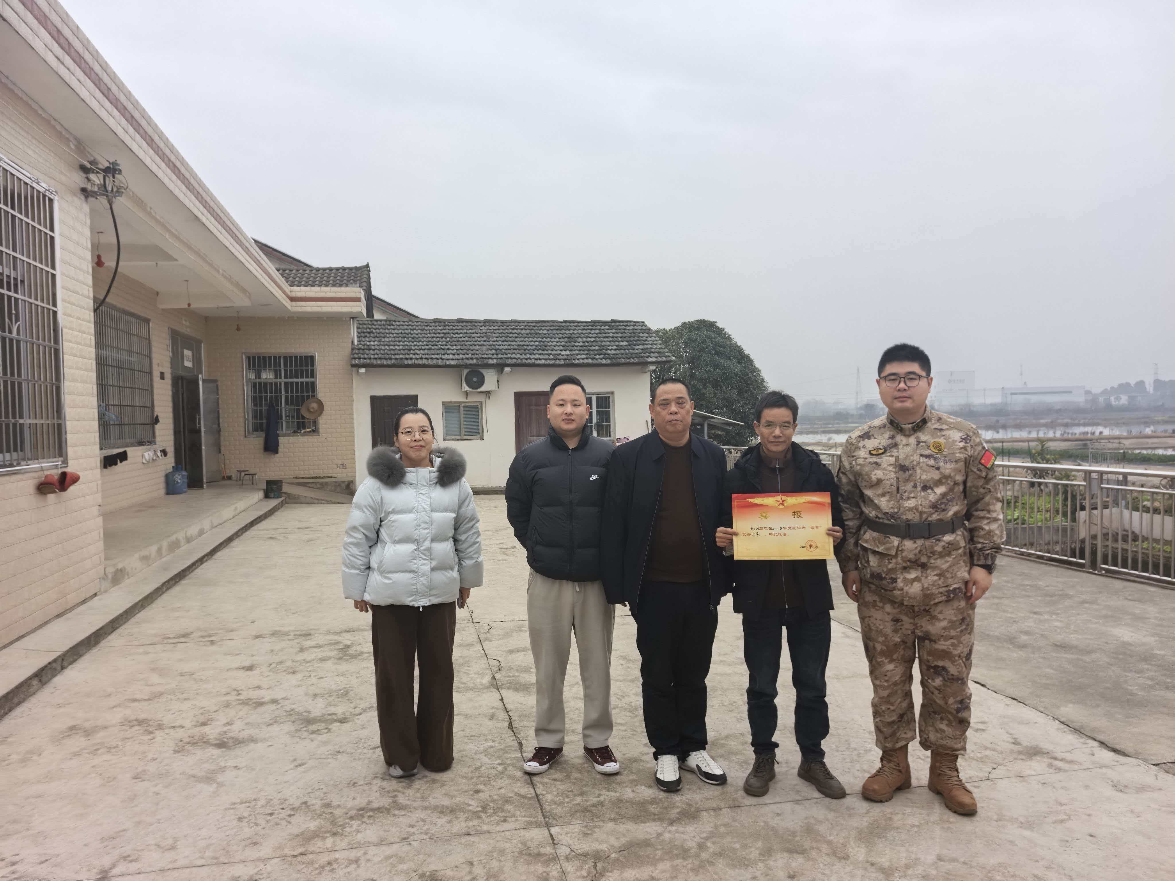 【新春走基层】汉寿县沧港镇港镇上门送“四有”喜报，军属笑捧荣光暖人心