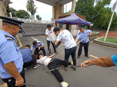 金丹实验学校成功举行“校园反恐防暴”应急演练