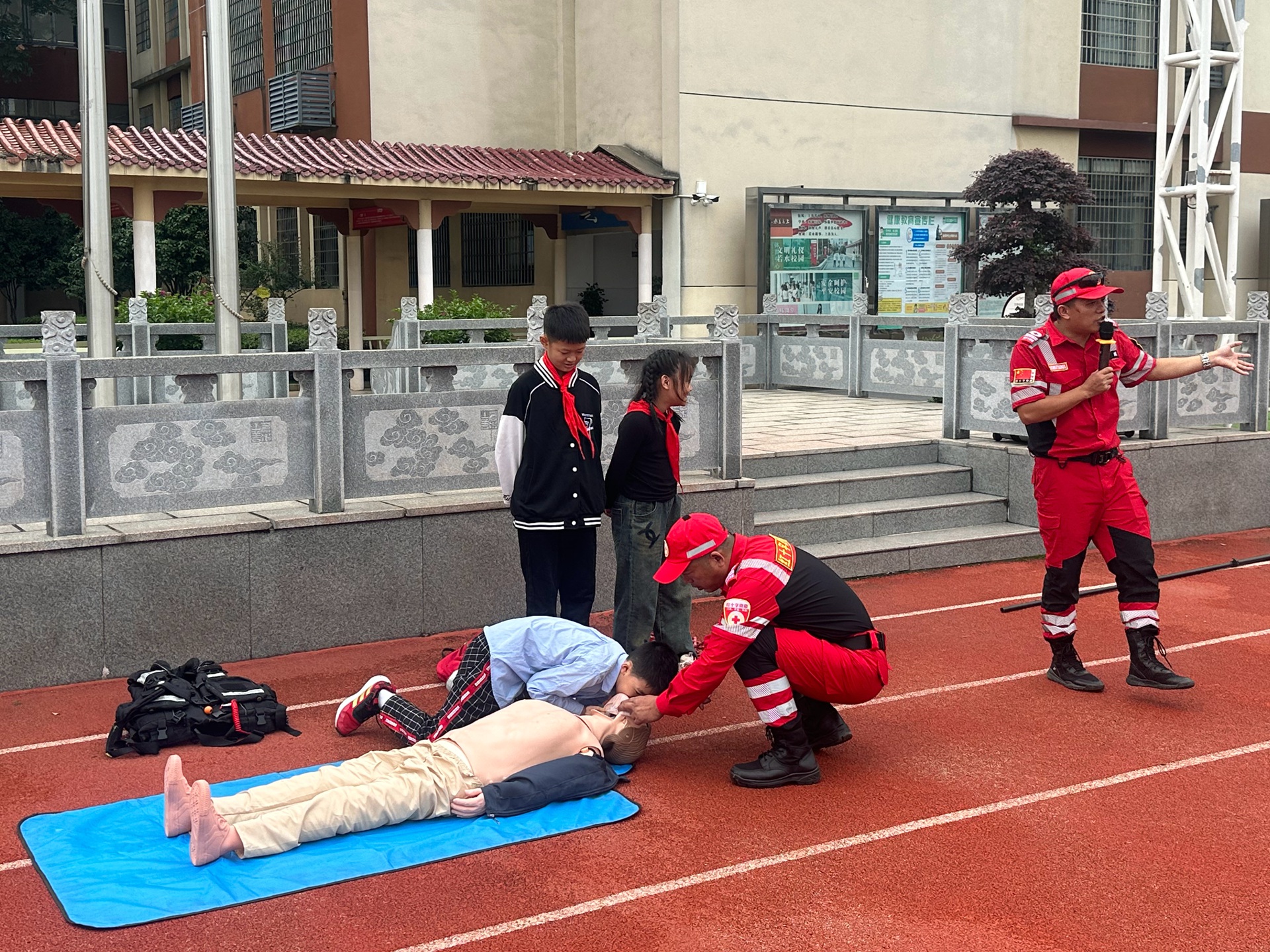 金丹实验学校开展校园“防溺水”安全知识宣讲及救援演练实践活动