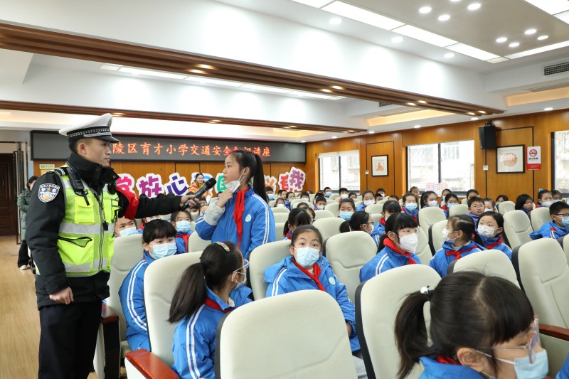 武陵区育才小学 交通安全知识宣传进校园