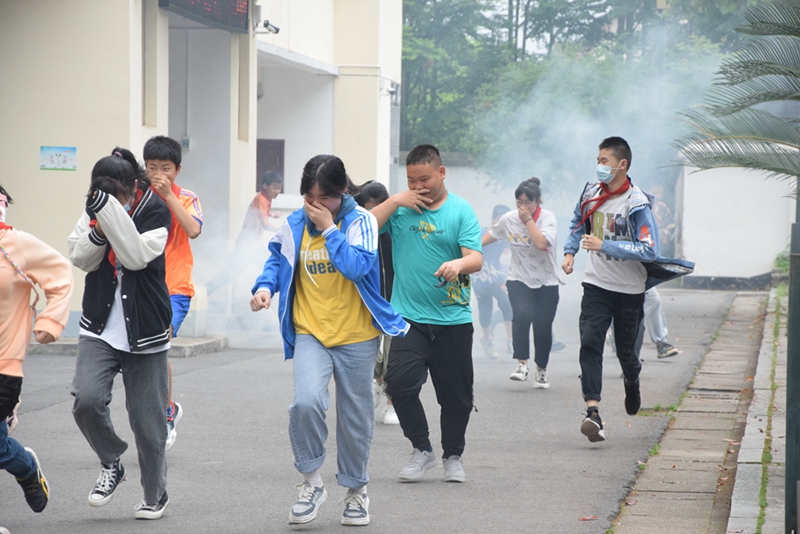 常德市第十七中学举行消防疏散演练