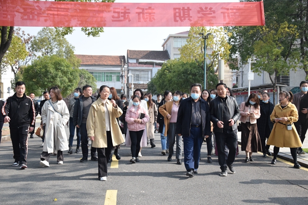 常德市市场监督管理局2023年青干班50名学员前往常德市第十七中学参观交流