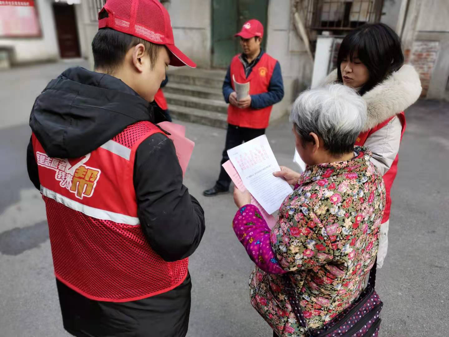 牡丹社區(qū)組織志愿者開展道路交通安全宣傳活動