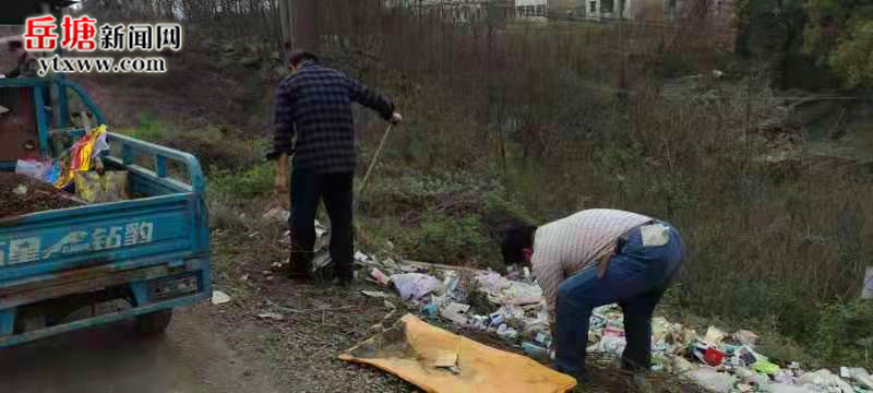 落實河長制 霞城街道及時處置河道垃圾