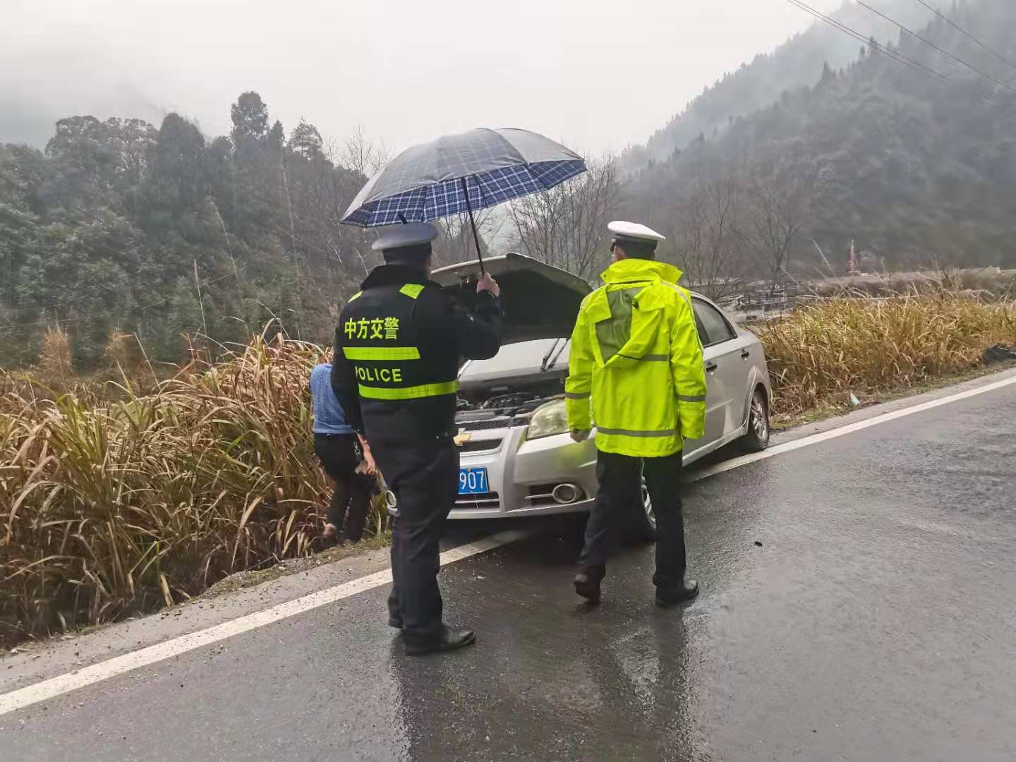 中方交警：成功施救侧滑车辆