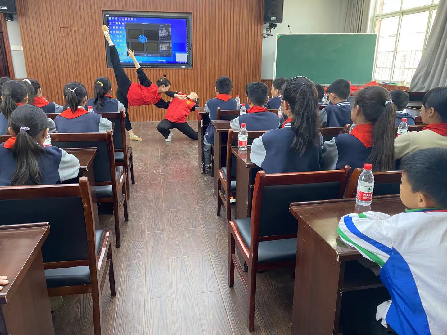东风小学：童心颂党情 感恩母亲节