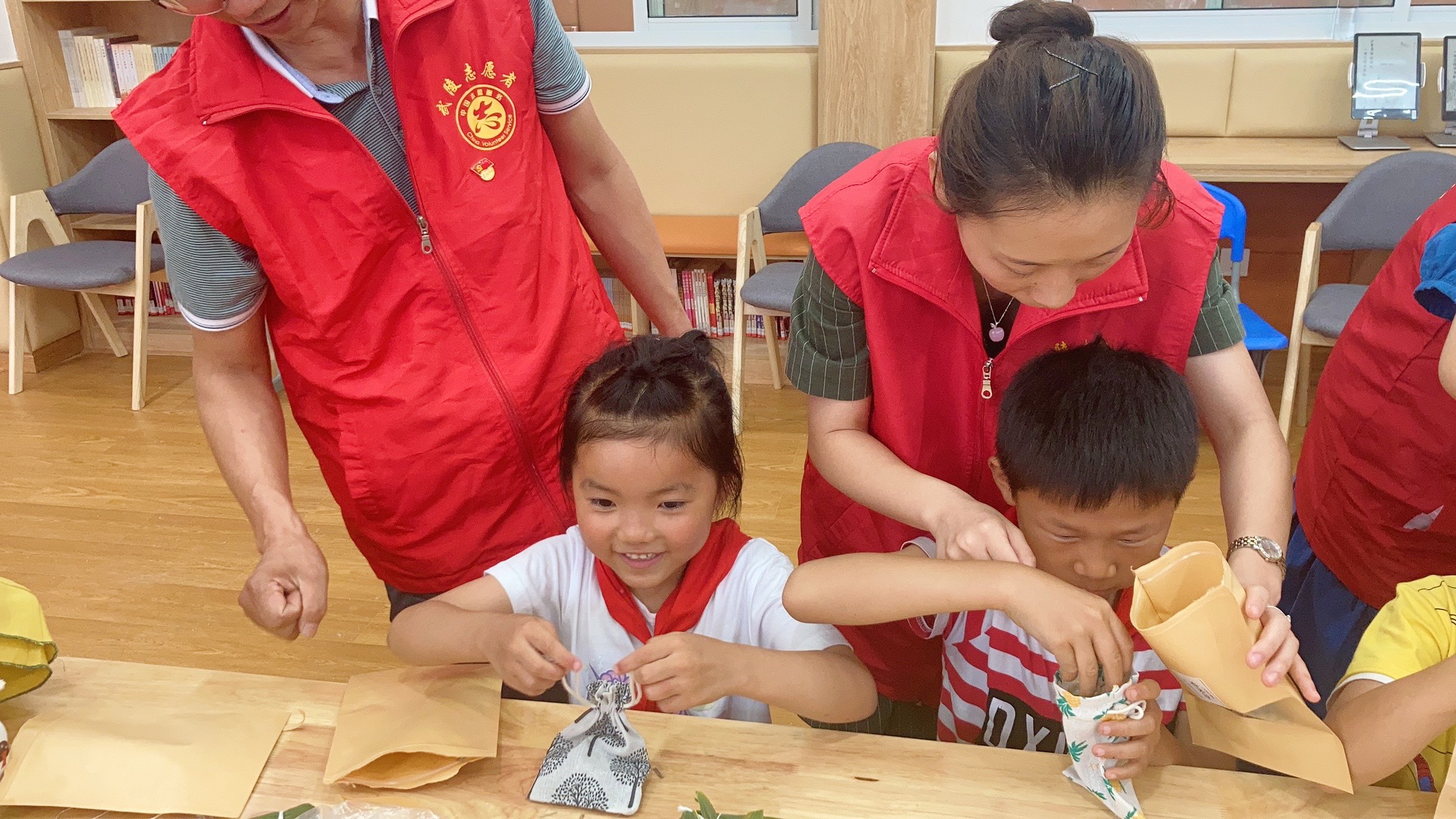 东风小学：东风小学开展“我为群众办实事”党员教师关爱留守儿童活动