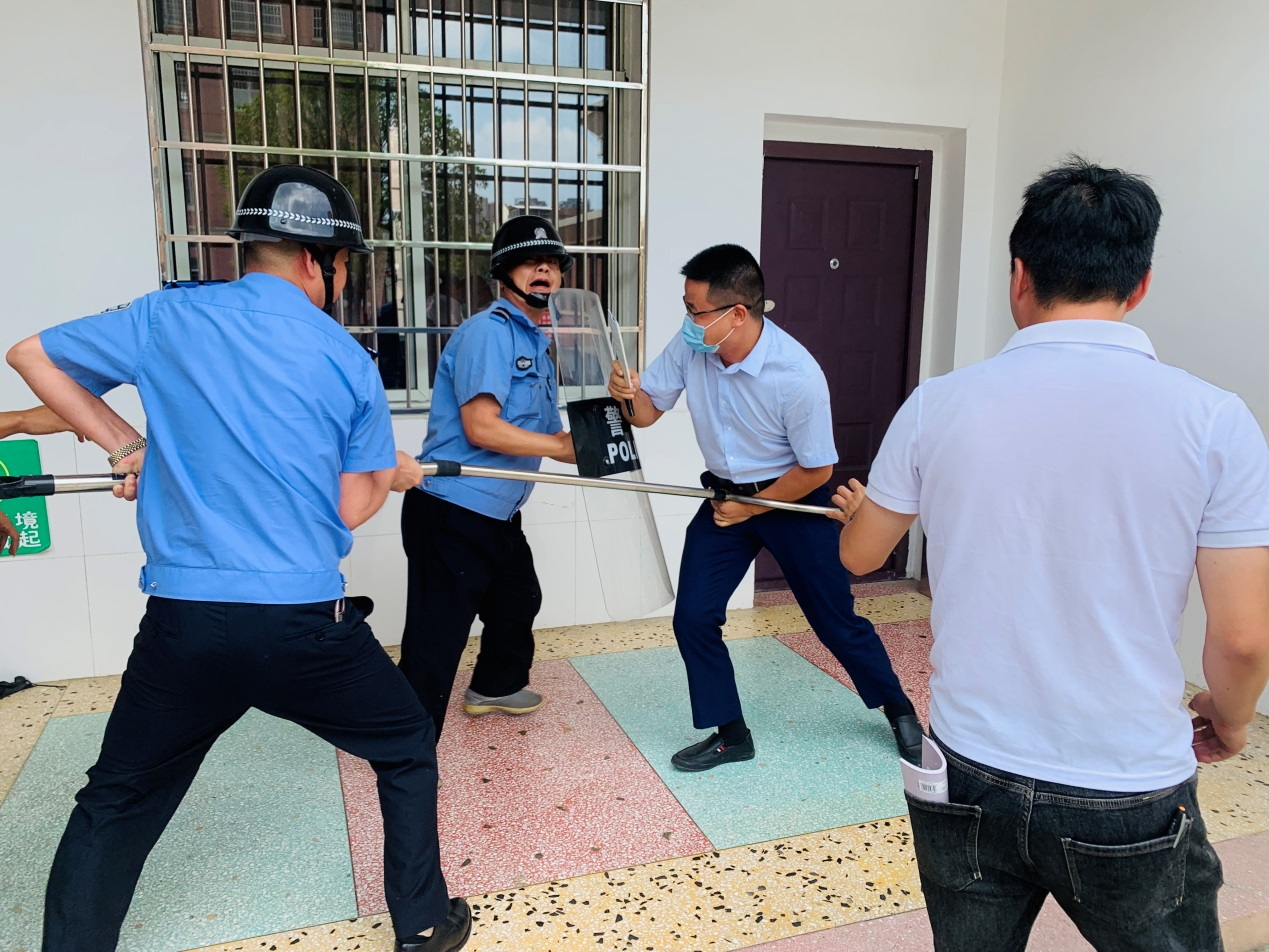 东风小学：反恐防暴进校园