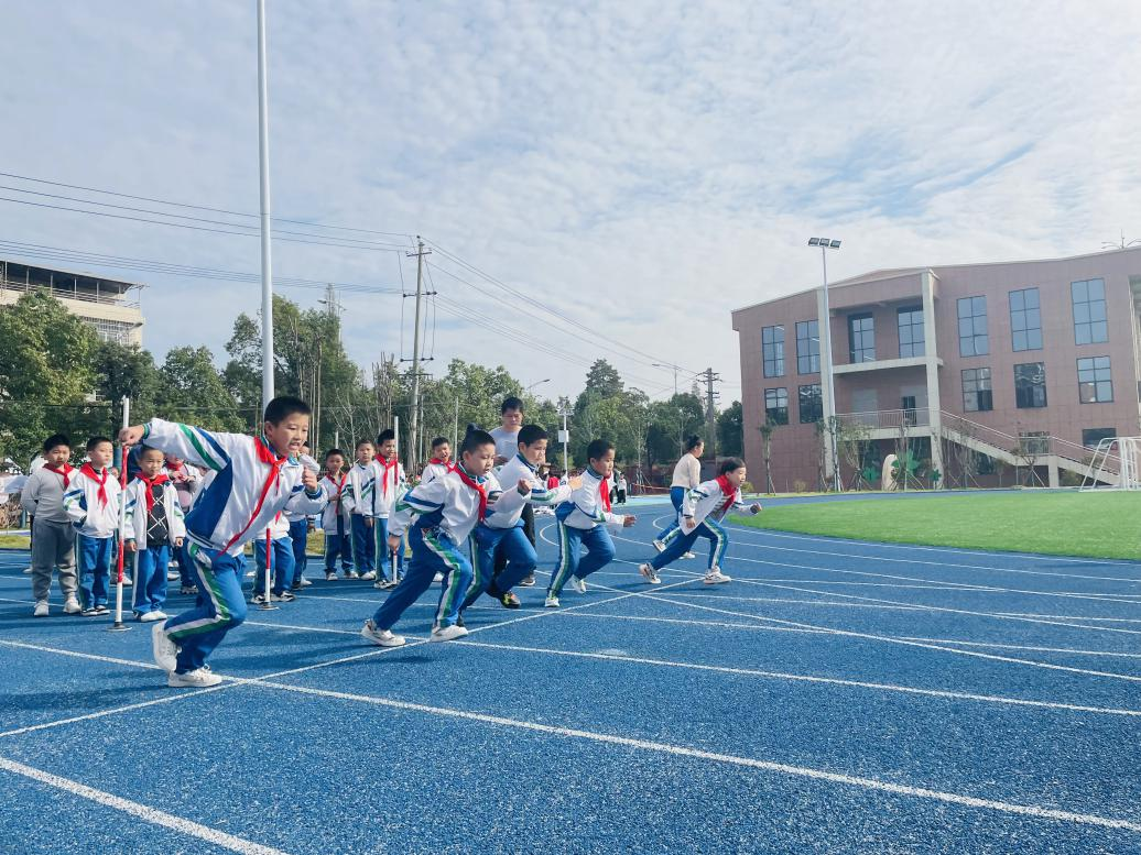 东风小学“五项管理”下的体质检测赛