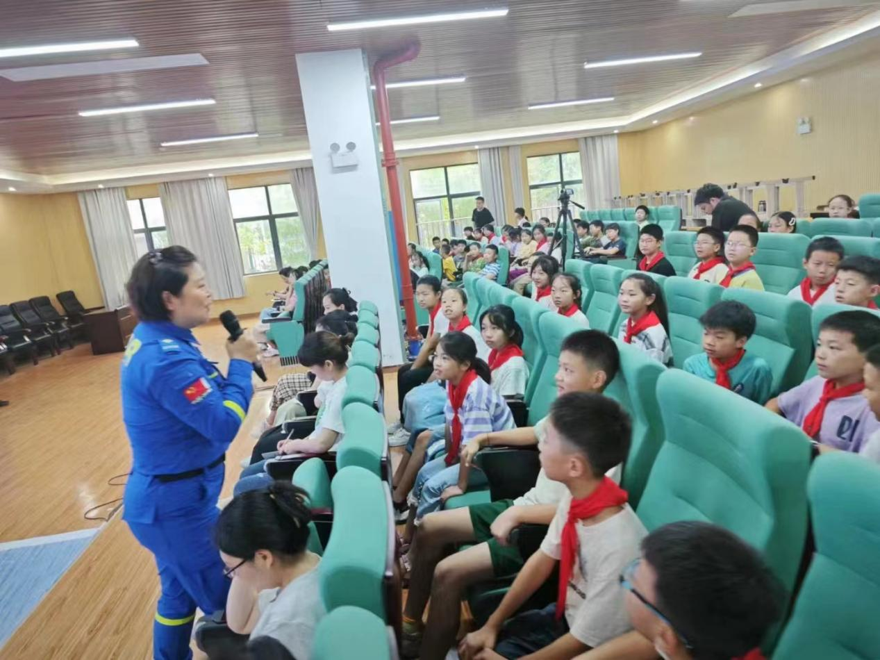 武陵区东风小学开展防溺水安全知识专题讲座